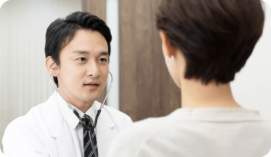 患者の健康状態をチェックする医師の様子
