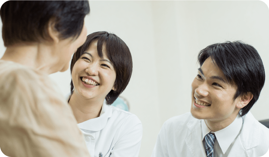患者の話を親身に聞く医療チームの姿