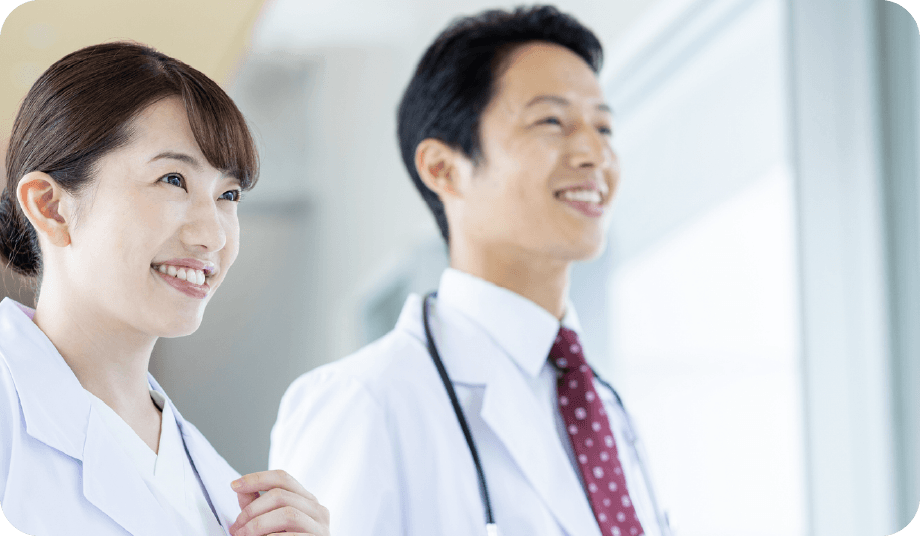 前向きな姿勢で働く医師と看護師の様子