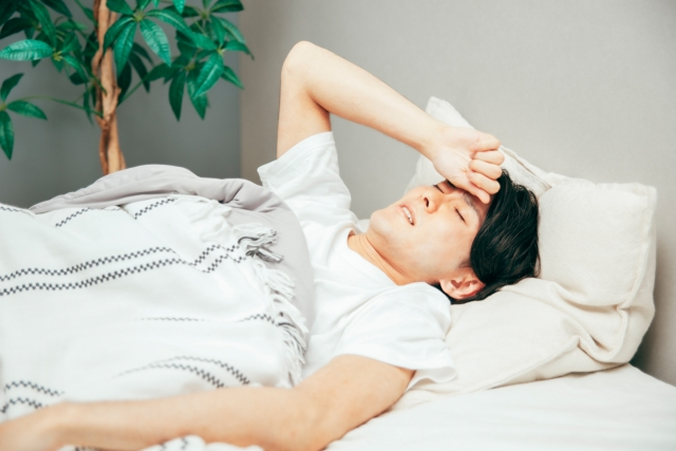 眠れない男性の画像
