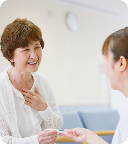 患者に寄り添い、丁寧に説明する医師