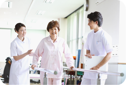 開放的な環境で働く女性医師の姿