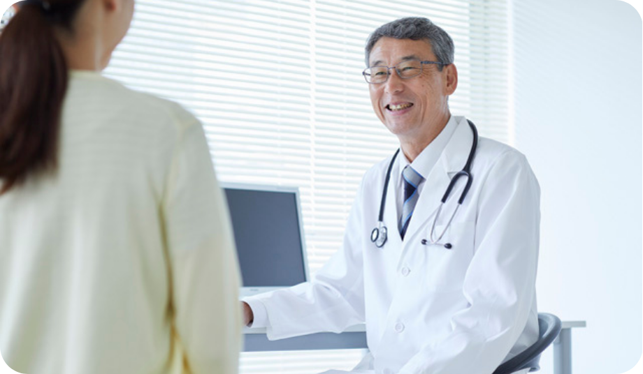 笑顔の医師