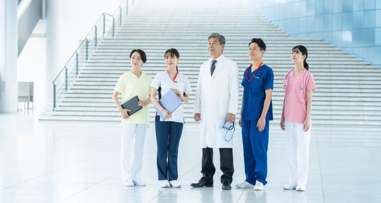 希望を象徴する医師と看護師の背中