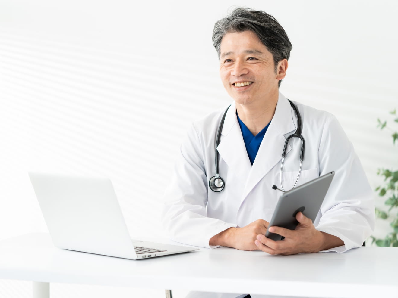 笑顔で診察する男性医師の肖像