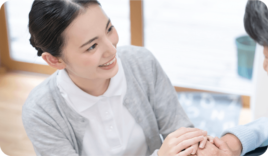 患者の健康状態をチェックする医師の様子