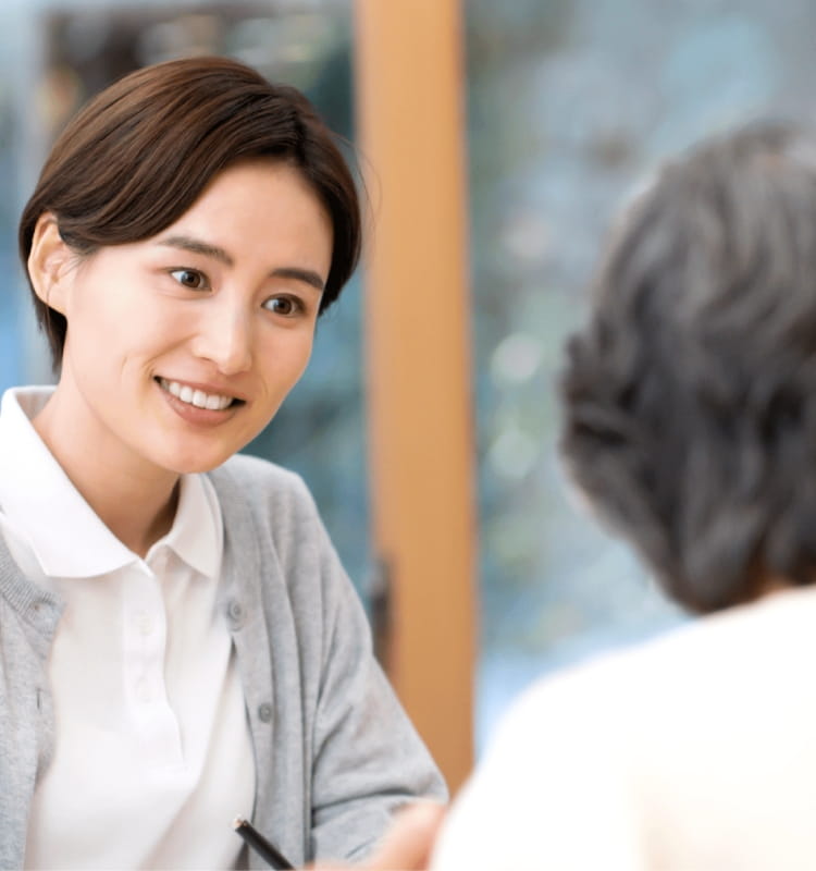 居宅介護支援事業所ケアプランれんげのメインビジュアル。安心できる介護サービスを提供する専門スタッフの様子